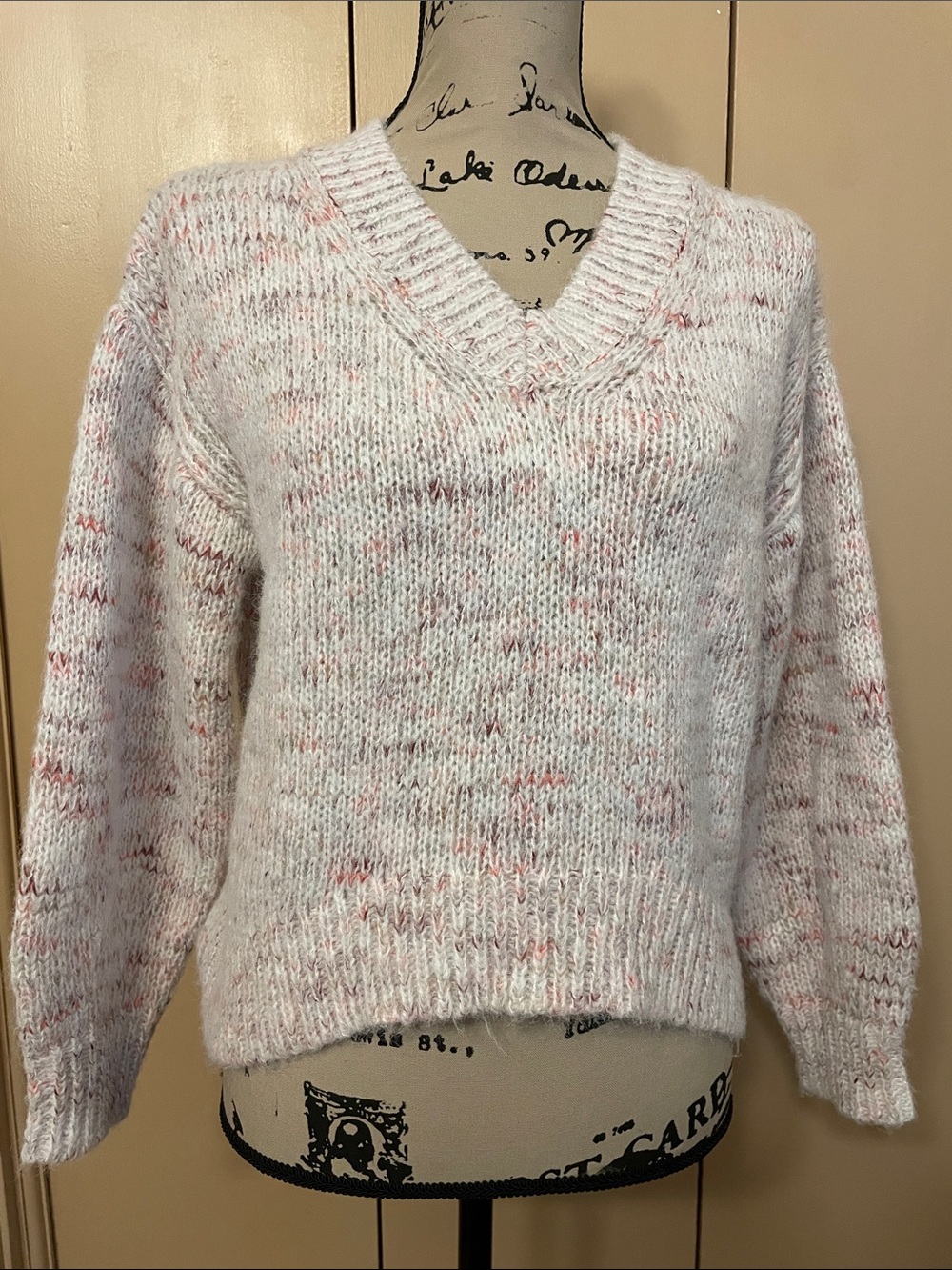 Universal Thread White V-Neck Sweater with Pink Speckle